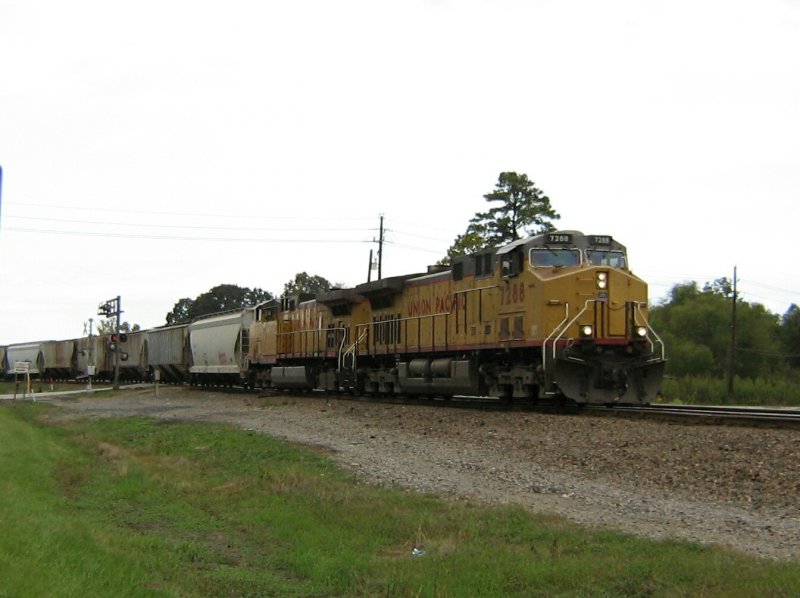 Die Union Pacific Loks 7288 und 6422 bespannen einen langen Gterzug aus Silowagen. Am Zugschluss schiebt noch UP 6040 nach (nicht auf dem Bild zu sehen). Aufgenommen am 14.10.2007 in Spring (bei Houston, Texas).