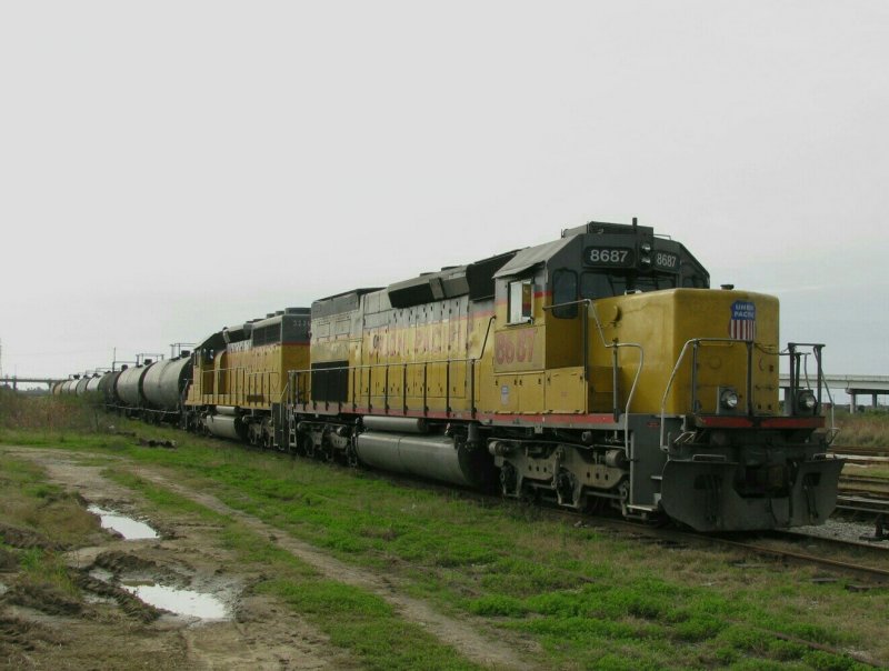 Die Union Pacific Loks 8687 und 3226 mit einem Gterzug am 2.2.2008 in Galveston (Texas).