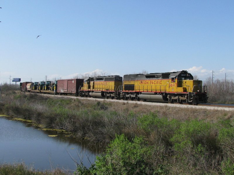 Die Union Pacific Loks 8697 und 2956 mit einem Gterzug am 9.2.2008 in Galveston (Texas). Bei den Loks handelt es sich um SD40-2.