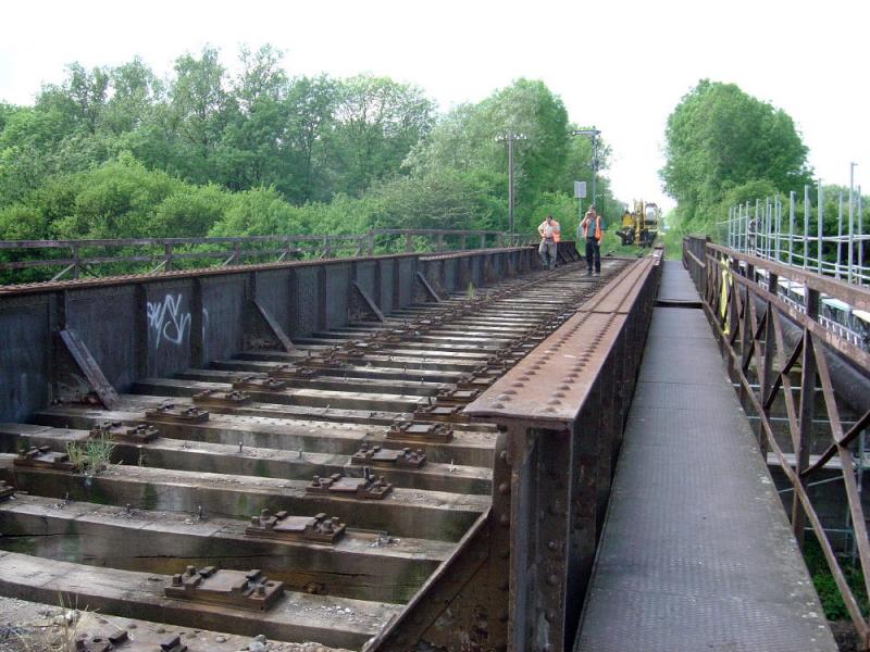 Die Unstrutbrcke bei Smmerda am 24.05.2005. Mit gut einmonatiger Versptung beginnen die Abrissarbeiten an der Brcke, welche seit 1874 hier stand.