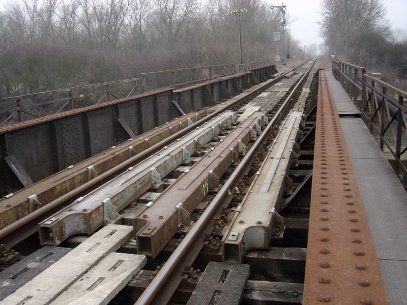 Die Unstrutbrcke der Pfefferminzbahn bei Smmerda vor dem 23.05.2005, deutlich zu sehen sind die nachtrglich aufgeschraubten Stahltrger, welche die Brcke noch zusammenhalten...