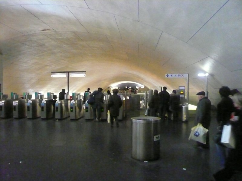 Die unterirdische Bahnhofshalle der RER Station Auber am 22.2.2008