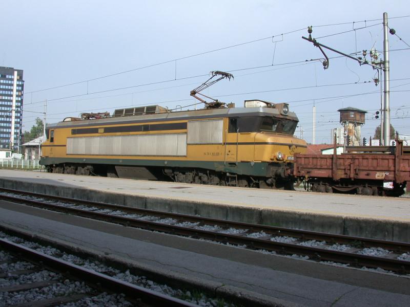 Die unverkennbar aus franzsischem Hause stammende Reihe 
363 005-1 durchfhrt mit einem Gterzug den Bahnhof Ljubljana. (08.10.2001)