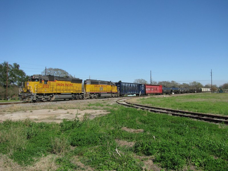 Die UP Loks 2733 und 3317 (beide SD 40) mit einem Gterzug am 13.2.2008 in Sealy (bei Houston, Texas).