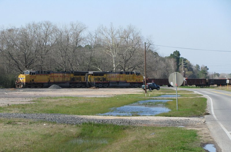 Die UP Loks 7570 und 7524 mit einem Gterzug am 22.2.2008 in Spring (bei Houston, Texas). Unerwartet fuhr der Zug auf dieses Gleis, daher ist die Fotostelle leider nicht so gut.