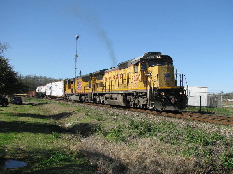 Die UP Loks 9230 und 4943 mit einem Gterzug am 17.2.2008 in Spring (bei Houston, Texas). Die zweite Lok ist eine SD70M.