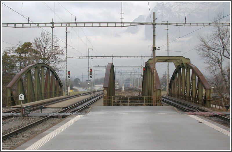 Die ursprnglich einspurige Brcke ber die Landquart und die spter hinzugebaute doppelspurige Brcke am nrdlichen Ende des Bahnhofs Landquart. (23.01.2007)