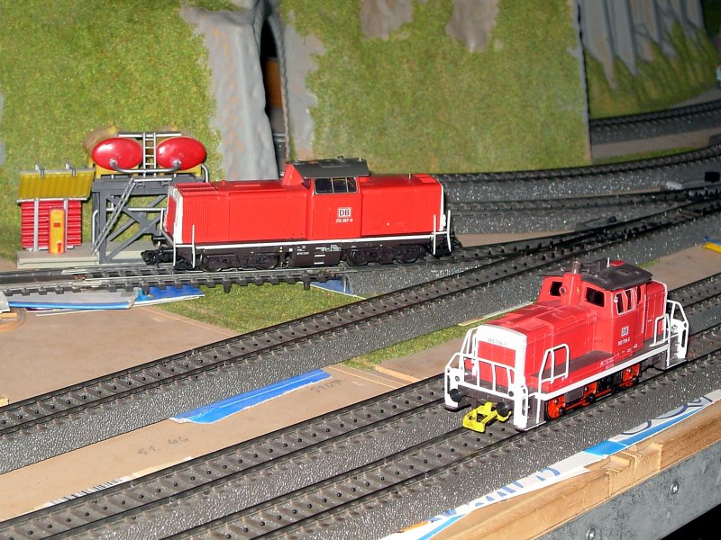 Die V 100 267 beim Tanken und die V 60 709 beim Rangieren im Bahnhof. 