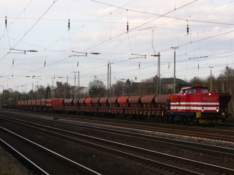 Die V 100 der Locon fhrt mit ihrem Gterzug in Richtung Dsseldorf Eller am 27.03.2008 in D-Rath