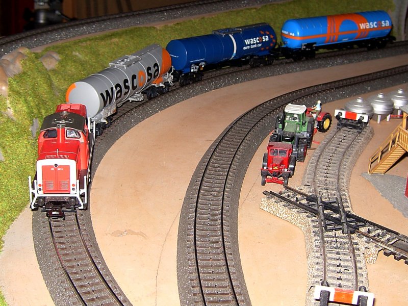 Die V 100 mit 3 Wascosa Kesselwagen bei der Einfahrt in den Bahnhof.