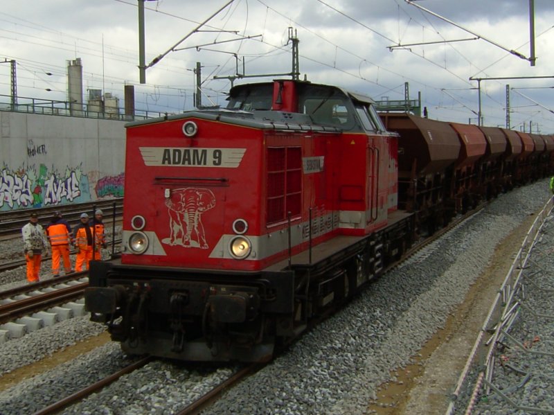 Die V 100 Ost von Uwe Adam als Lok 9 am 23.03.2008 bei Gleisbauarbeiten in Mnchen. (Foto entstand aus Fahrendem Zug)