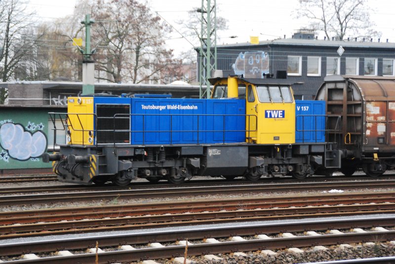 Die V 157 der Teutoburger-Wald-Eisenbahn (Connex-Gruppe) mit zwei Transwaggon abgestellt auf einem Nebengleis im Bahnhof Gtersloh am 23.12.2008