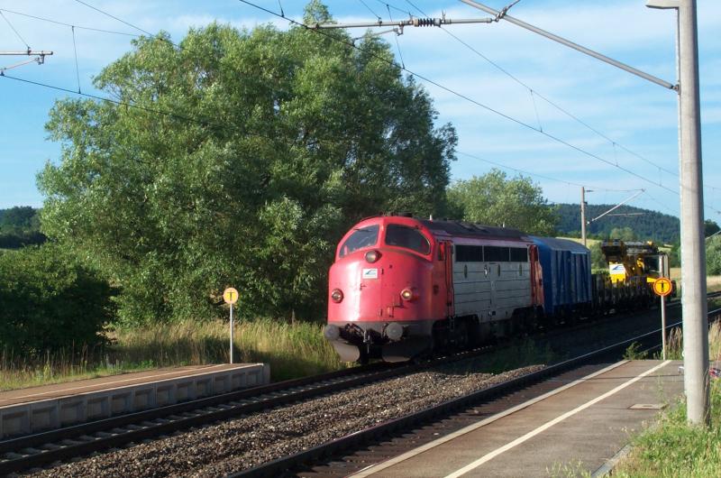 Die V 170 1147 der Firma Eichholz durchquert mit einem Bauzug am 28.06.05 den Bahnhof Kps in Richtung Lichtenfels