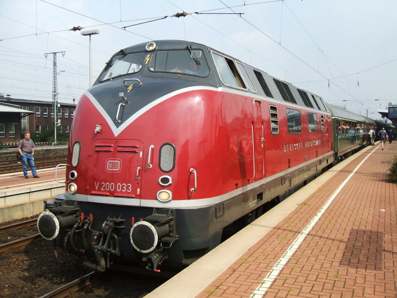 Die V 200 033 mit Sonderzug (SDZ 92299)in Dortmund Hbf.,Gleis 16
bei der Ausfahrt nach St. Goar.(25.08.2007)