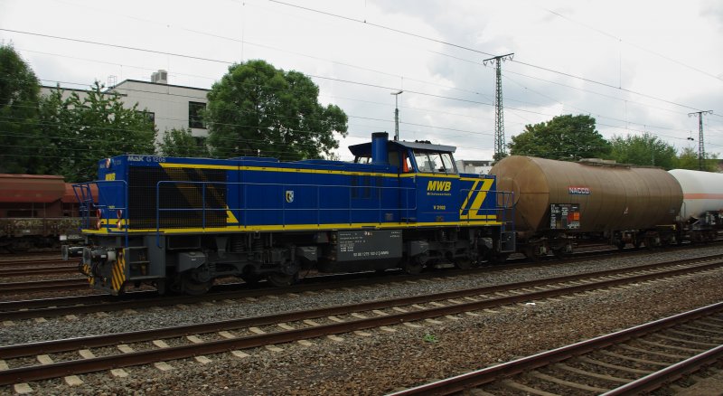 Die V 2102 der MWB mit Kesselwagenzug in Kln West. Aufgenommen am 02.09.2009.