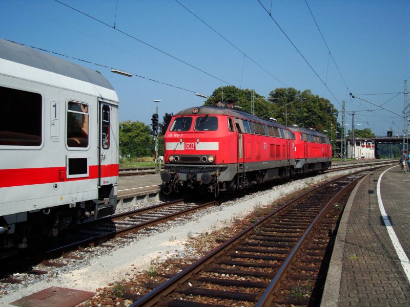 Die V 218 166 und -163 setzen sich an den soeben eingefahrenen IC in Lindau am 30.08.2008