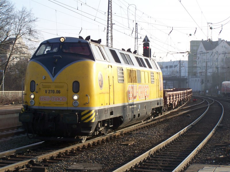 Die V 270.06 der EBW-Cargo durchfhrt am 19.Dezember 2007 mit einem Flachwagenzug den Bahnhof Ulm Hbf.