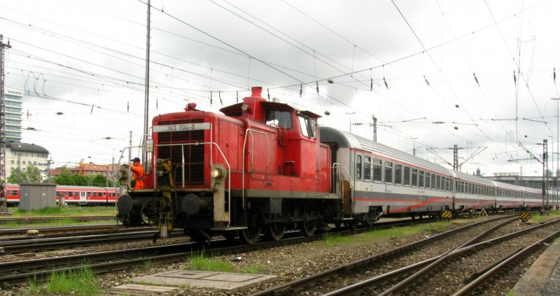 Die V 363 704 fhrt am 16.05.2009 mit Eurostar-Wagen aus dem Hbf Mnchen.
