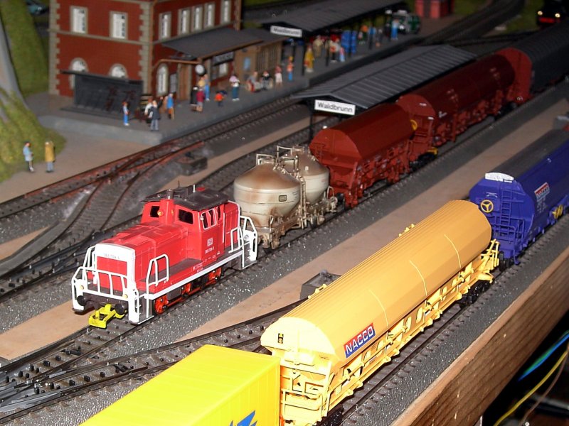 Die V 60 beim Rangieren im Bahnhof.