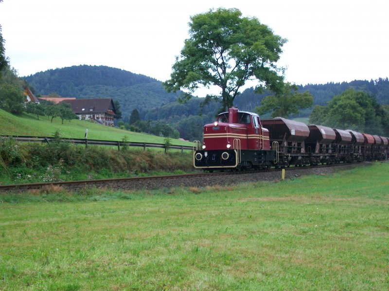 Die V 70.01 der SWEG zieht bei Furschenbach 10 beladene Schotterwagen  gen Achern.