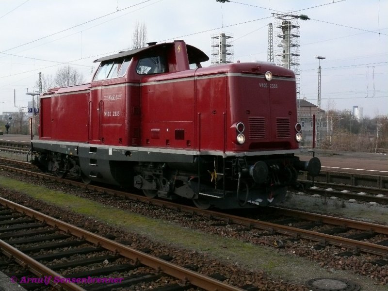 Die V100 2335 gehrt heute der NeSA. Die 1966 gebaute Lok trug bei der DB auch die EDV-Nummer 213 335.

13.12.2008 Kehl