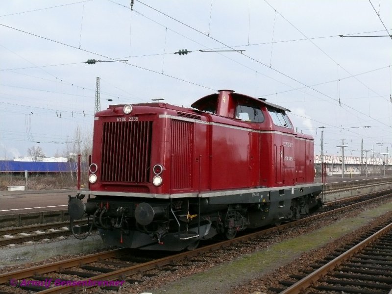 Die V100 2335 gehrt heute der NeSA. Die 1966 gebaute Lok trug bei der DB auch die EDV-Nummer 213 335.

13.12.2008 Kehl