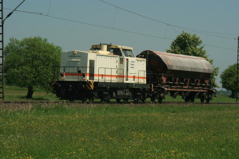 Die V100 der Fels-Werke �berf�hrt einen Kalkwagon von R�beland zum Kalkwerk Hornberg; 25.05.2009