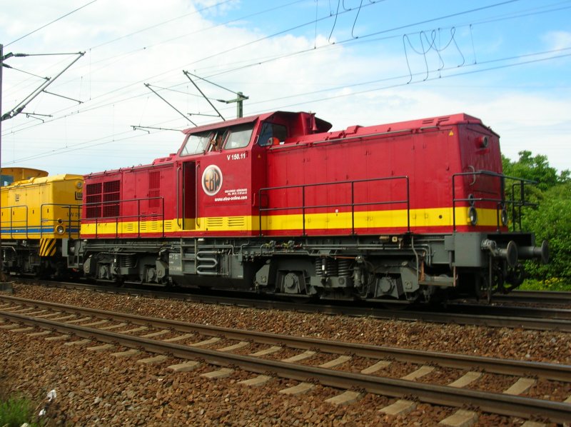 Die V150.11 mit einem 400m langen Gleisbauarbeiten zug zwischen Eimeldingen und Haltingen
