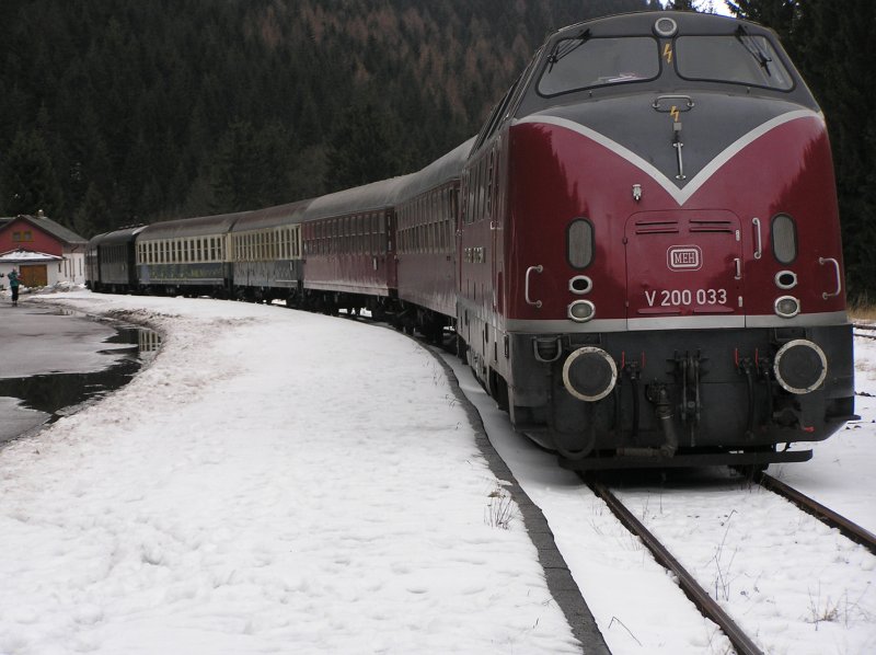 Die V200 033 mit einem Sonderzug des VEV von Vienenburg nach Oberhof in Oberhof am 03.02.2007