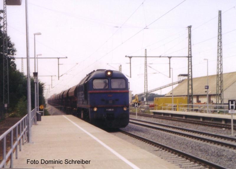 Die V200.01 der PEG mit einem schweren Gterzug am Ende ist noch eine V200.07 der PEG!! Als sie die Strecke Zwischen Nauen und Wittenberge aufgearbeitet haben fr 230 Km/h mussten sie die Strecke erst ein Mal einfahren!! Deswegen waren zwei Zge auf dem weg nach Nauen wie hier zusehen ist!! Das Bild entstand in Friesack!!