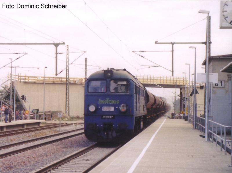Die V200.07 der PEG mit einem schweren Gterzug vorne ist noch die V200.01 der PEG!! Als die DB die Strecke Zwischen Nauen und Wittenberge aufgearbeitet haben fr 230 Km/h mussten sie die Strecke erst ein Mal einfahren!! Deswegen waren zwei Zge auf dem weg nach Nauen wie hier zusehen ist!! Das Bild entstand in Friesack!!