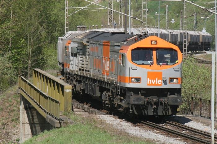 Die V330.1 ist ein seltener Gast in den Harzer Bergen. Heute tat sie hier oben ihren Dienst, da die 285 001 beim Bahnfest vom Brcke e.V. ausgestellt ist und eine Sonderzugleistung bernimmt. Der erste Serien-Tiger kam 2005 auf die Rbelandbahn und tat im blau getigerten Outfit seinen Dienst. Im  Juni 2006 bekam die 250 002 ihren Hvle-Anstrich. Hier verlsst V330.1 mit einem Kalkzug den Werkbahnhof vom Fels-Werk 1 im Mhlental; 10.05.2008