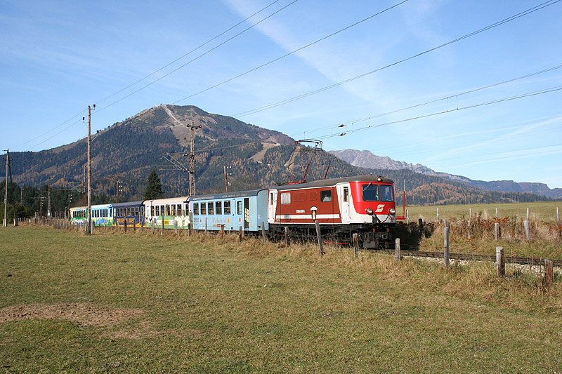 Die Valousek-1099 007 mit ihrem bunten E6837 von St.Plten am schneelosen 12. November 2005 kurz vor erreichen des Endbahnhofes Mariazell. 