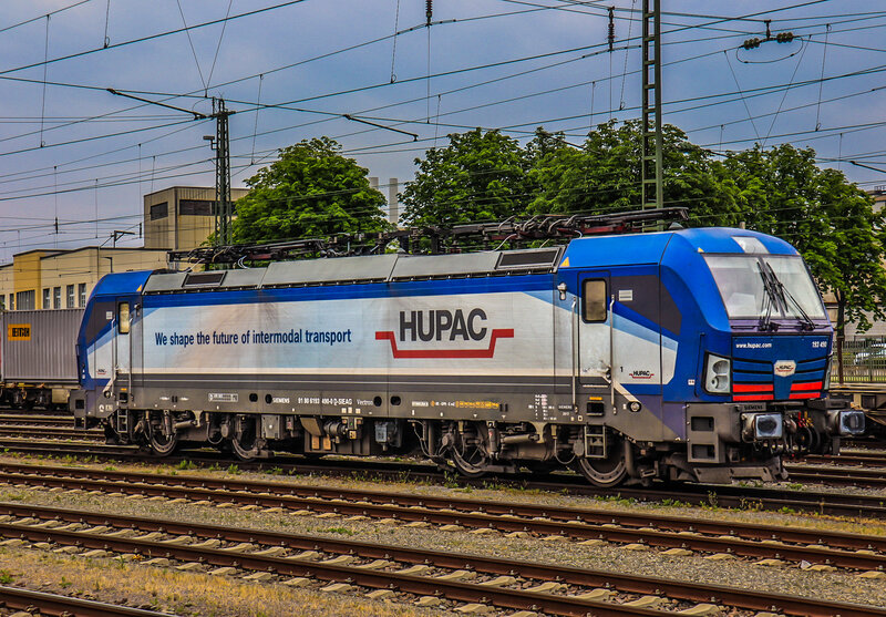 Die Vectron der BR 193 490-0 von Hupac steht am 30.06.2023 in 