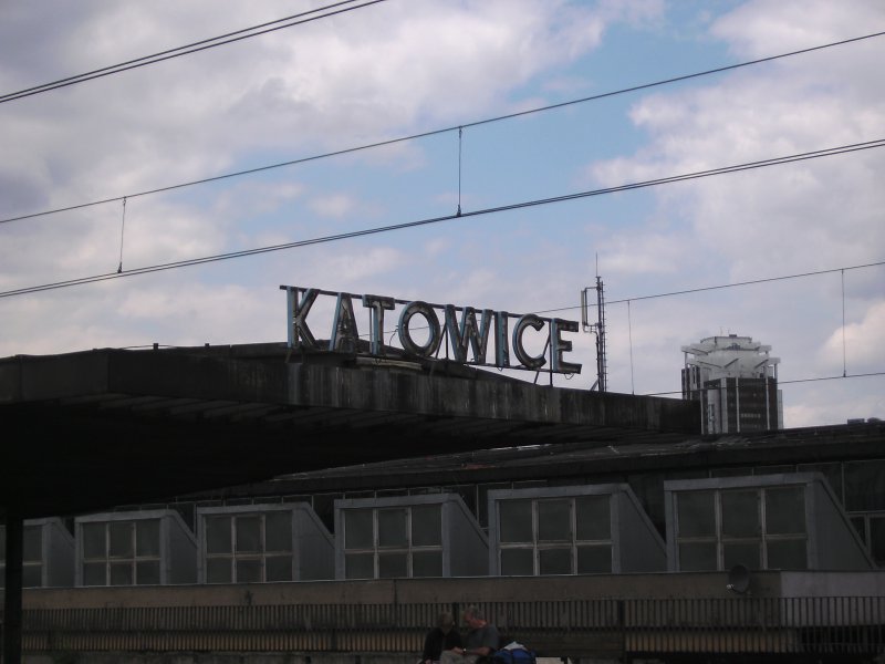Die veraltete Leuchtreklame des Bahnhofs Katowice