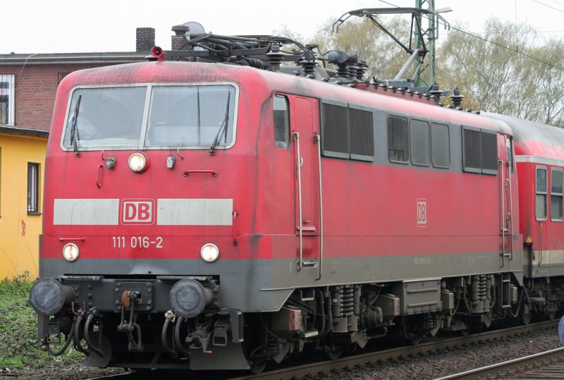 Die verbeulte 111 016-2 auf dem RE5 Verst�rker von D�sseldorf nach Emmerich am 07.04.2009 in Oberhausen Sterkrade