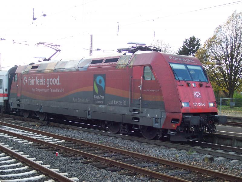 Die verdreckte 101 001 mit IC in Weinheim am 5.11.2005






