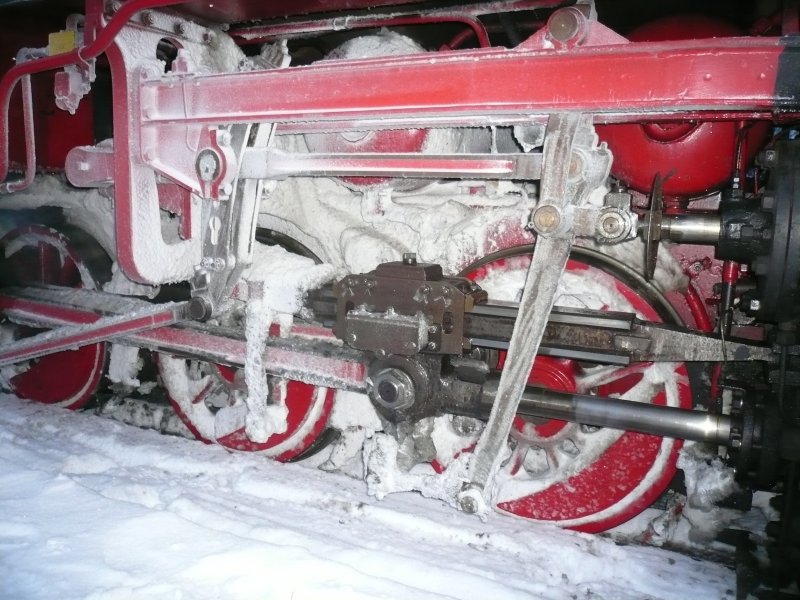 Die vereisten R�der einer BR 99, die vom Brocken kam, am 1.2.2009 in Drei-Annen-Hohne