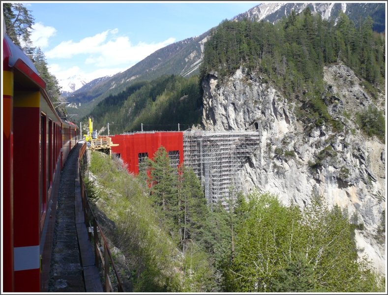 Die Verhllung des Landwasserviaduktes schreitet zgig voran. Auf der Rckfahrt mit RE 1156. (06.05.2009)