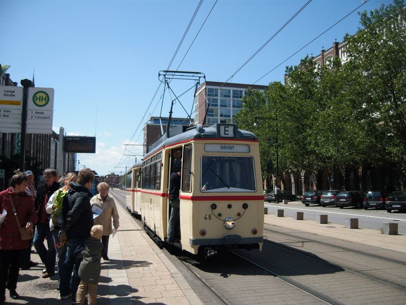 Die Verkehrsfreunde des  depot 12  organisierten am 13.Juni 2009 Sonderfahrten mit dem LOWA-Triebwagen 46 nach Dierkow. Von dort ging es im historischen Bus nach Gehlsdorf, quasi als  Schienenersatzverkehr . Damit wollten sie an die vor ber 30 jahren stillgelegte und abgebaute Strecke erinnern. Deswegen msste auf dem Zielband auch eigentlich Linie 4 stehen.
Hst. Lange Strae in der Rostocker Innenstadt.