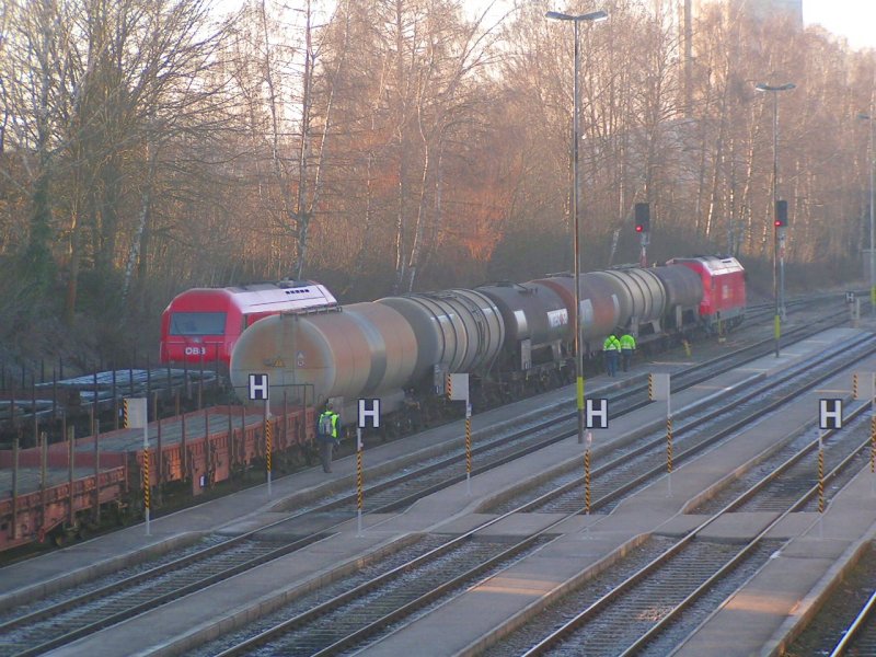 Die Verschiebercrew am Weg zur 2016 077-6, welche soeben einen 64Ax-Gterzug in den Bhf. RIED i.i. gezogen hat, nach erfolgtem abkuppeln wird diese sogleich als Lokzug nach Braunau am Inn weiterfahren. Bhf. RIED i.I. 061227