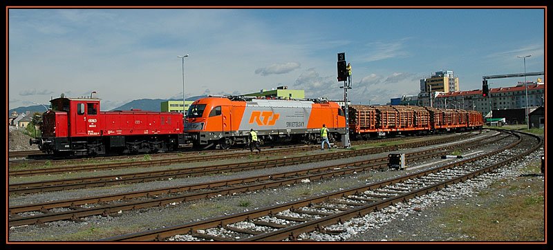 Die Verschublok 600.2 brachte am 10.9.2007 den Holzganzzug 96361 aus Finnentrop inkl. der RTS 1216 902 vom Verschiebebahnhof Graz-G�sting auf den Graz-K�flacher Bahnhof.