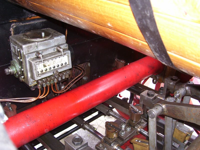 Die versteckte Schmierpresse und die Innensteuerung der SAXIONIA am 06.09.08 im DLW-Meiningen.