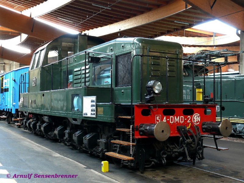Die vierachsige dieselelektrische Lok 4-DMD2 wurde 1936 von der PLM bestellt.Die drei Loks dieser Lieferung waren die ersten Drehgestell-Dieselloks mit Zentralfhrerstand einer neuen zukunftsweisenden modernen Konzeption. 
Sie wurde 1938 bereits an die neugegrndete SNCF ausgelierte, trug aber bis 1939 zuerst die von der PLM stammende Bezeichnung 4-DMD2  Bei der SNCF trug sie spter die Nummern 040DD2 und BB60032.

Mulhouse - Eisenbahnmuseum
21.05.2007
