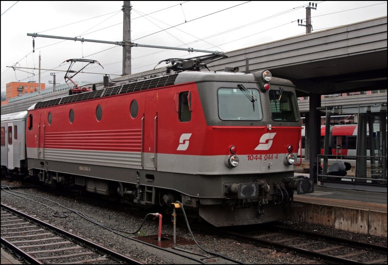 Die Villacher(?) 1044 044-4 hat in Linz noch keine Teilausbesserung bekommen und ist am 07.07.2008 mit dem alten Logo unterwegs. 

