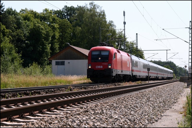 Die Villacher 1116 069 bringt bei Grokarolinenfeld den InterCity 2082  Knigssee  von Berchtesgaden Hbf nach Hamburg Hbf. Aufgenommen am 24.06.07
