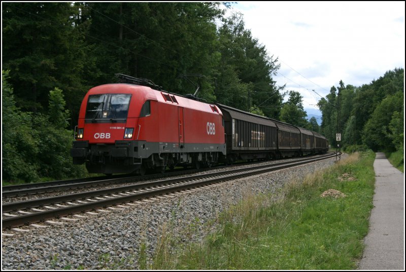 Die Villacher 1116 081 brachte einen Schiebewandwagenzug nach Mnchen, hier bei Rosenheim am 27.06.07