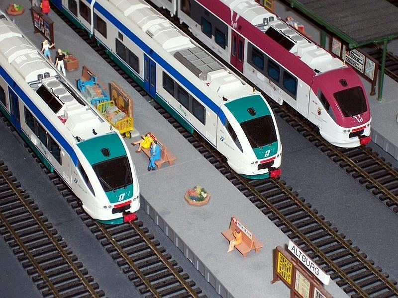 Die ViTrains-Triebzge Minuetto ME und MD unterscheiden sich nur auf dem Dach, auf den ME sind zwei Pontografen und Bremswiderstnde, auf dem MD zwei Auspuffrohre und Khlaggregate. Die Detailierung der Triebzge ist sehr fein, Zurstteile sind zum Teil so winzig, da sie schwierig zu montieren sind. 