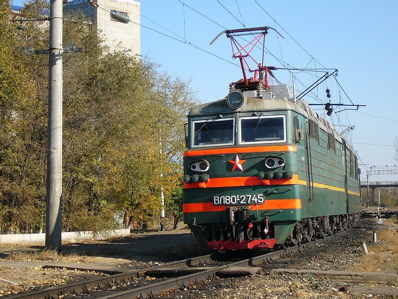 Die VL80s-2745 e-lok an der Station Wolzski, Wolga-Eisenbahn, 22.10.2005 