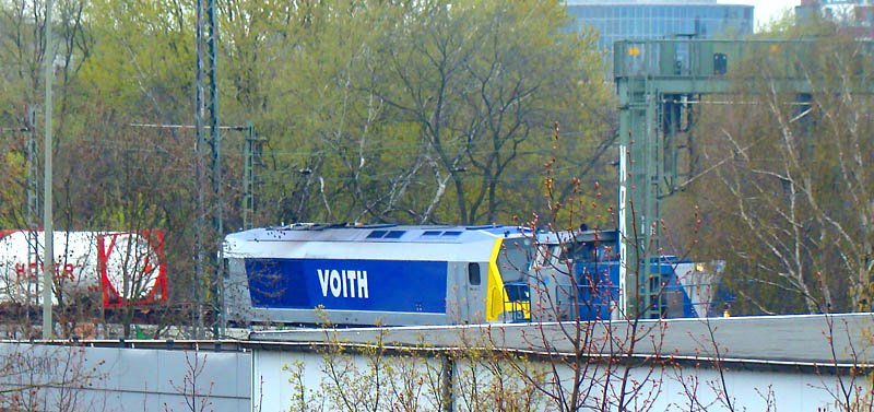 Die Voith „Maxima“ wird von einer MaK-Lok gezogen, wahrscheinlich eine G 400 B oder G500 B. Fr solche Glckstreffer liegt der Fotoapparat auf der Fensterbank bereit. 17.4.2008, Rothenburgsort.
